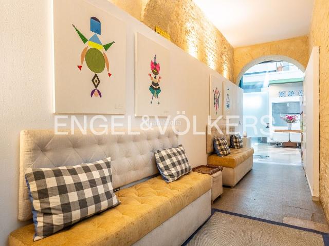Casa adosada en venta en Sevilla, Alfalfa Santa Cruz. Exclusiva casa señorial rehabilitada en el corazón de Sevilla con vivienda independiente y gran potencial de rentabilidad. Casas adosadas.