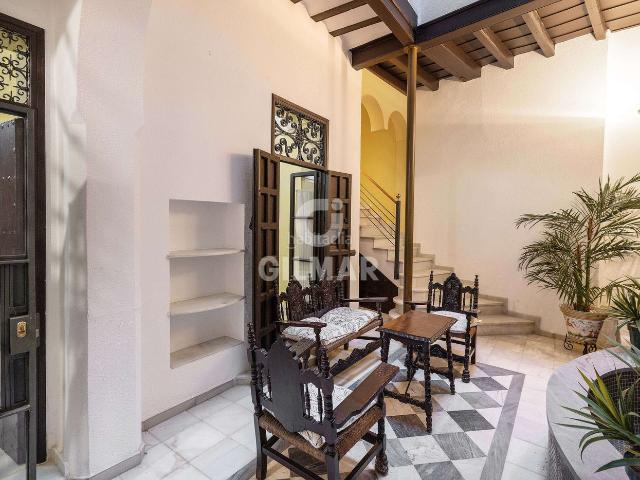 Casa adosada en venta en Sevilla, Alfalfa Santa Cruz. Presentamos una magnífica oportunidad de inversión en el corazón de uno de los barrios más emblemáticos de Sevilla, el barrio de S. Casas.