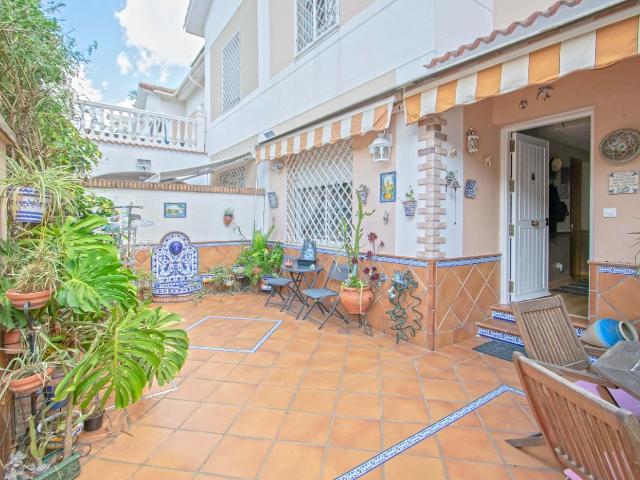 Casa adosada en venta en Sevilla, Colores Entreparques. Tu nuevo hogar te está esperando!. Casas adosadas.