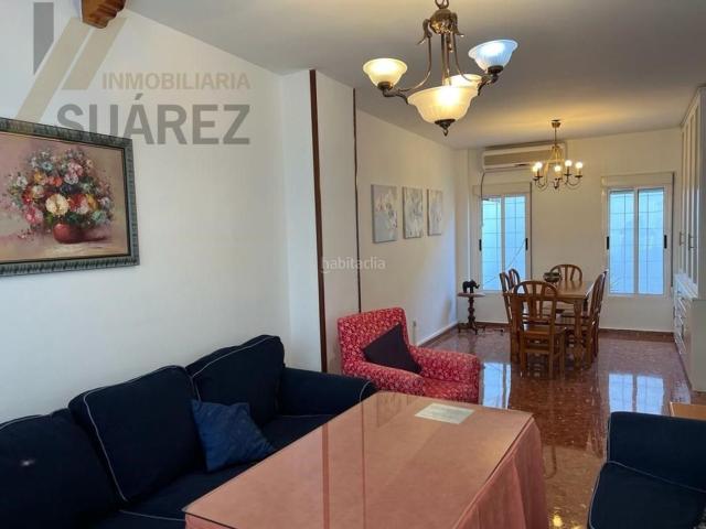 Casa adosada en venta en Sevilla, Colores Entreparques. Casa adosada de dos plantas en venta en Sevilla Este de renta libre. Casas adosadas.