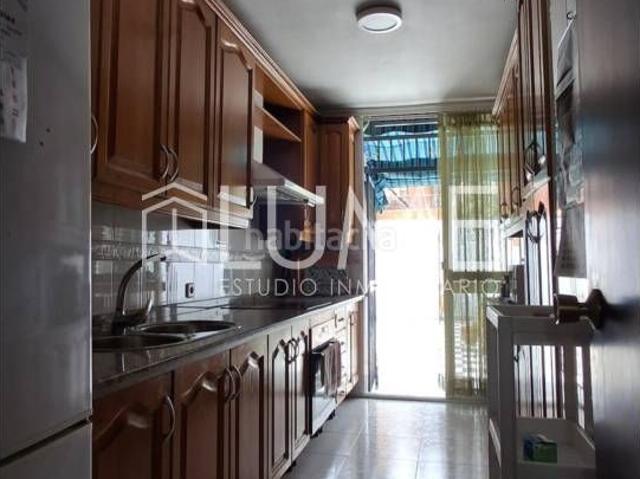 Casa adosada en venta en Sevilla, Colores Entreparques. Chalet adosado en Avenida de las Ciencias Sevilla Este. Casas adosadas.