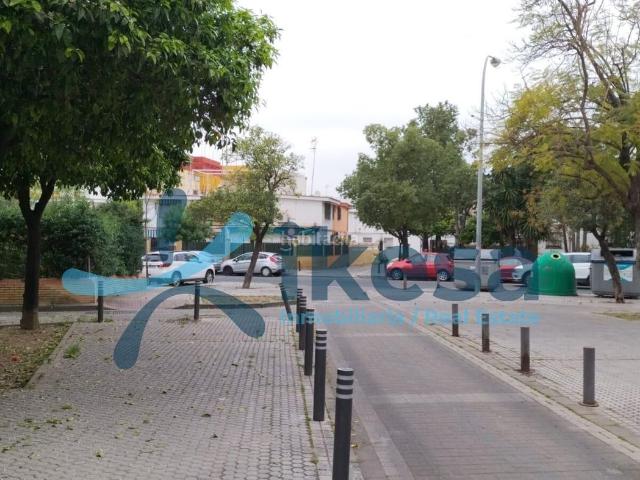 Casa adosada en venta en Sevilla, Juan XXIII Rochelambert. Venta de Adosado sin posesión no visitable en La Plata Sevilla. Casas adosadas.