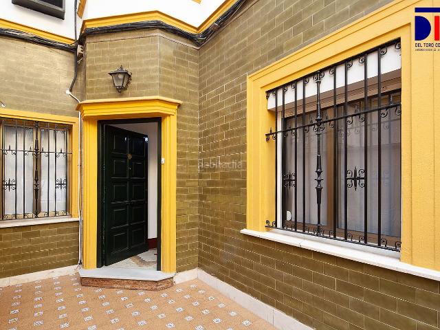 Casa adosada en venta en Sevilla, Los Remedios. Exclusiva casa adosada, con USO TURISTICO. 7 Habit. + 3 Baños. a un paso de PLAZA DE CUBA. Casas adosadas.
