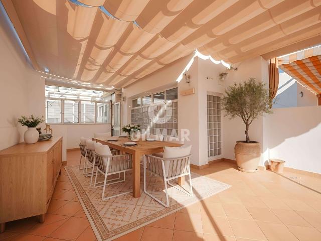 Casa adosada en venta en Sevilla, San Carlos San José. Se ofrece una excepcional vivienda familiar lista para entrar a vivir. Con un diseño que aúna lo tradicional con lo contemporáneo. Casas.