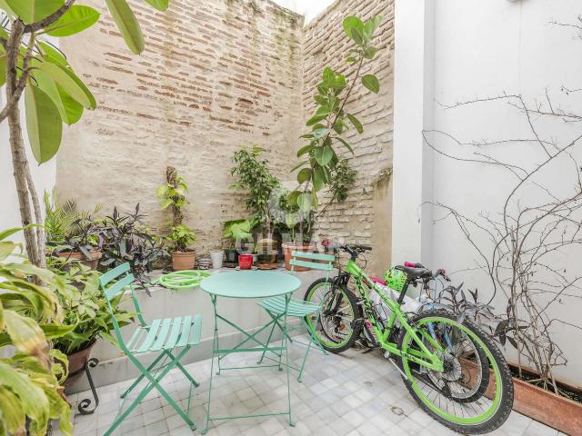 Casa adosada en venta en Sevilla, San Gil. Se presenta en pleno centro de Sevilla este exclusivo chalet que combina diseño arquitectónico moderno con la esencia histórica de. Casas adosadas.