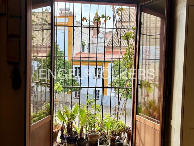 Casa adosada en venta en Sevilla, San Julián. Magnífica casa de ensueño en pleno centro de Sevilla frente por frente a la iglesia San Marcos. Casas adosadas.