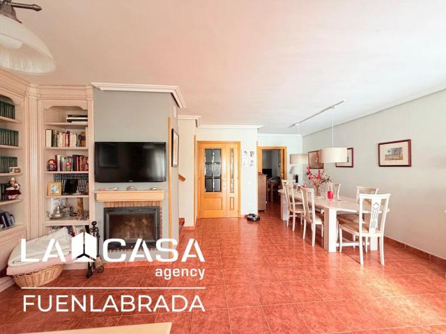 Casa adosada en venta en Segovia, Sector Plaza de Toros. Chalet adosado Calle Luis Proust, Segovia. Casas adosadas.
