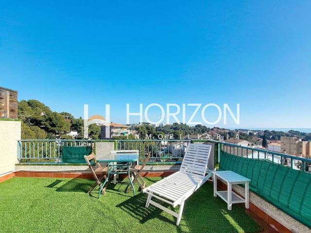 Casa adosada en venta en Segur de Calafell, Segur de Calafell Nucli Urbà Costa Dorada. Céntrica casa adosada esquinera con piscina privada, vistas al mar, paneles solares y licencia turística. Casas.
