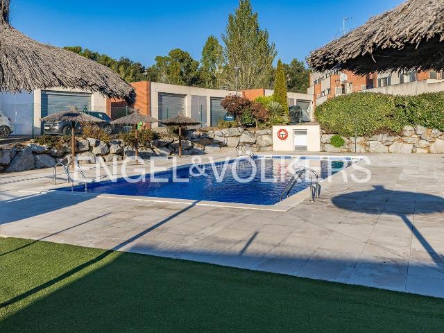 Casa adosada en venta en Sentmenat. Exclusiva casa pareada esquinera con piscina comunitaria. Casas adosadas.