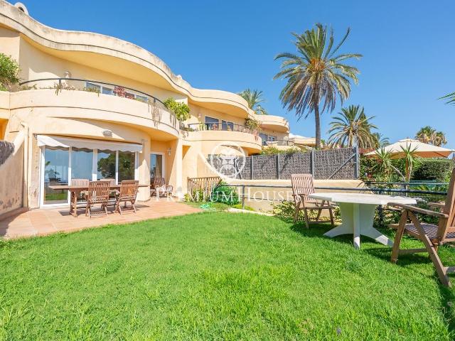 Casa adosada en venta en Sitges, Vallpineda Santa Bàrbara Costa Dorada. Adosado con piscina comunitaria y vistas del mar en Vallpineda. Casas adosadas.
