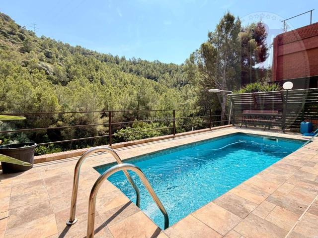 Casa adosada en venta en Sitges, Les Botigues de Sitges Costa Dorada. Venta de chalet adosado en Les Botigues de Sitges, RAT PENAT. Casas adosadas.