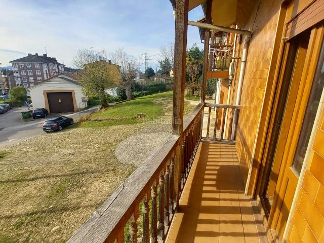 Casa adosada en venta en Siero, La Pola Siero. VENTA casa de dos plantas en el centro de Pola de Siero. Casas adosadas.
