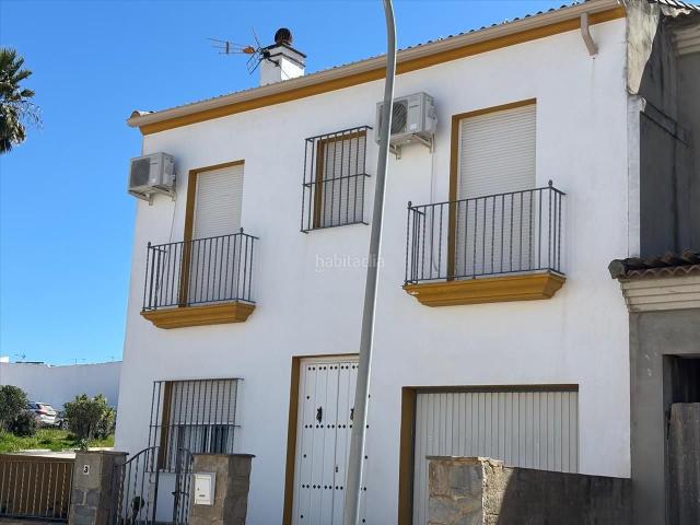 Casa adosada en venta en Sierra de Yeguas. Oportunidad Sierra de Yeguas Chalet 4 hab. 168m, cerca centro. Casas adosadas Sierra de.