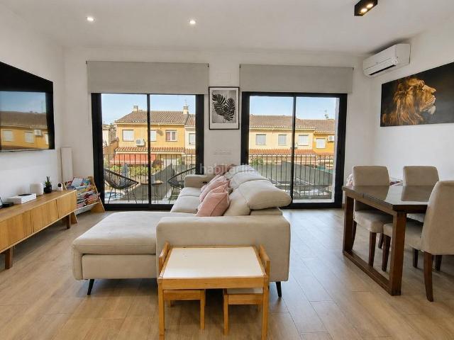 Casa adosada en venta en Sils. Exclusiva casa pareada con amplio jardín y posibilidad de piscina en Sils. Casas adosadas.