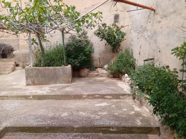 Casa adosada en venta en Pozohondo. Dos casas independientes, unidas por un patio interior, en perfecto estado, con cochera, terraza exterior con parras, y piscina. Casas adosadas.