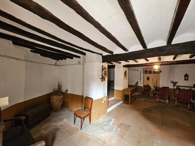 Casa adosada en venta en Poboleda. Casa histórica con local comercial en Poboleda. Casas adosadas.