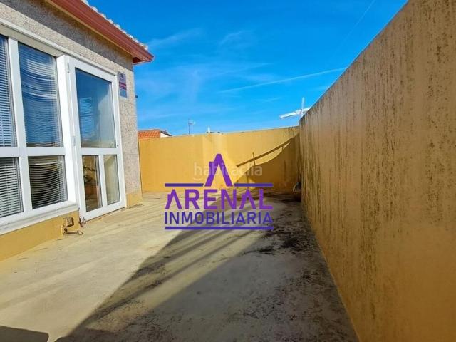 Casa adosada en venta en Pobra do Caramiñal A. Casa céntrica con vistas y terraza. Casas adosadas Pobra do Caramiñal.