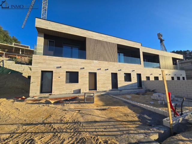Casa adosada en venta en Poio, San Xoán de Poio. 27 viviendas unifamiliares. Ya en venta increíbles viviendas en la zona residencial más exclusiva de Pontevedra. Una zona tranquil. Casas adosadas.