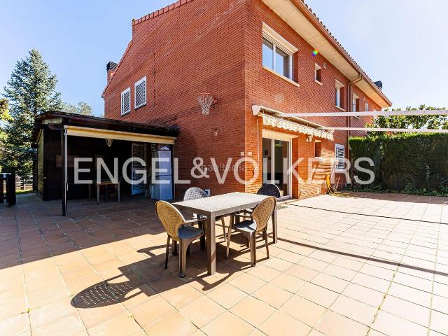 Casa adosada en venta en Polinyà. Casa pareada de 6 habitaciones con amplio jardín y distribución versátil. Casas adosadas.