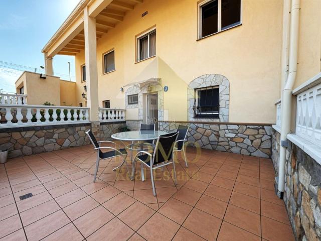 Casa adosada en venta en Polinyà. Casa reformada con terraza y 5 habitaciones en el centro de Polinyà. Casas adosadas.
