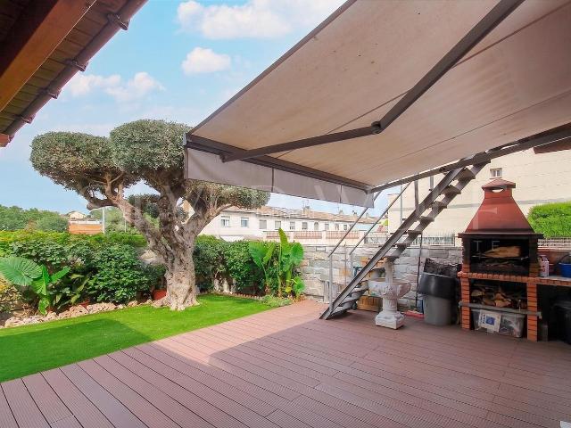 Casa adosada en venta en Polinyà. LA ESQUINERA PERFECTA. Casas adosadas.