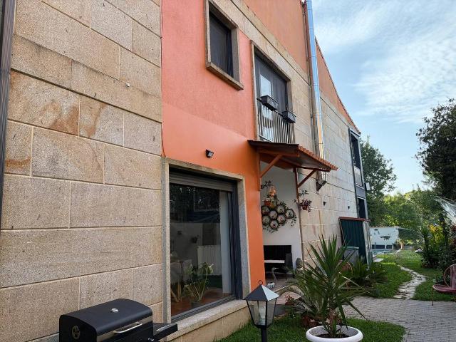 Casa adosada en Venta en Ponteareas