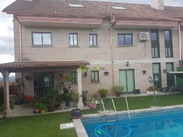 Casa adosada en Venta en Ponteareas