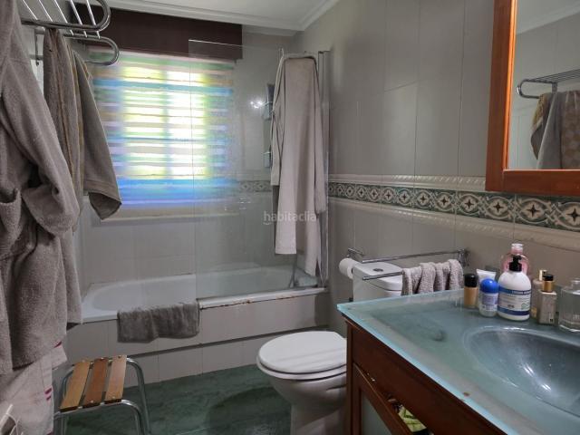 Casa adosada en venta en Ponteareas. Tu nuevo hogar te espera adosado con jardín, terraza y vistas abiertas. Casas adosadas.