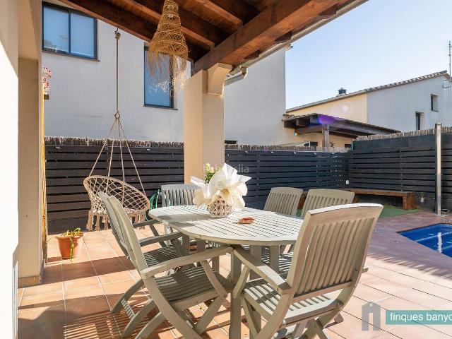 Casa adosada en venta en Porqueres. Casa molt ben conservada. Casas adosadas.