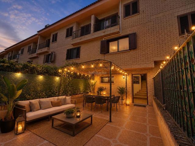Casa adosada en venta en Paterna, Centro Ciudad. ADOSADO REFORMADO CON TERRAZAS PRIVADAS Y GARAJE PARA 2 COCHES EN PATERNA. Casas adosadas.