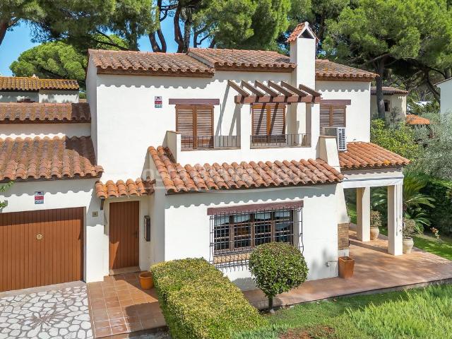 Casa adosada en venta en Pals, Platja de Pals Costa Brava. Casa adosada en Playa de Pals con jardín privado y piscina comunitaria, cerca de la playa y del campo de golf. Casas adosadas.