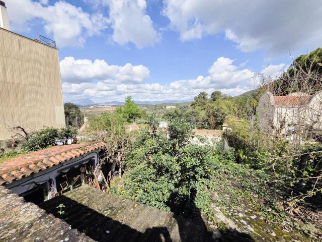 Casa adosada en venta en Papiol El. Casa con gran potencial en venta en El Papiol ideal para rehabilitación o proyecto residencial. Casas adosadas Papiol.