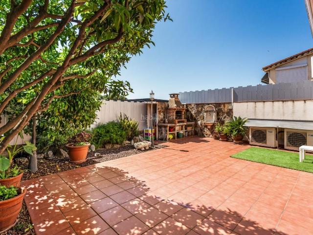 Casa adosada en venta en Parets del Vallès. Espaciosa y con excelente ubicación en el Eixample. Casas adosadas Parets del.