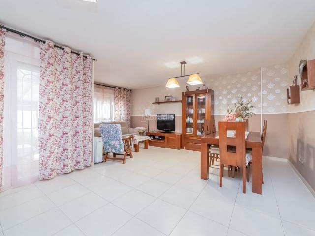 Casa adosada en venta en Parla, Fuentebella San Fermín El Leguario. Chalet adosado en venta en Calle Isabel Allende. Casas adosadas.