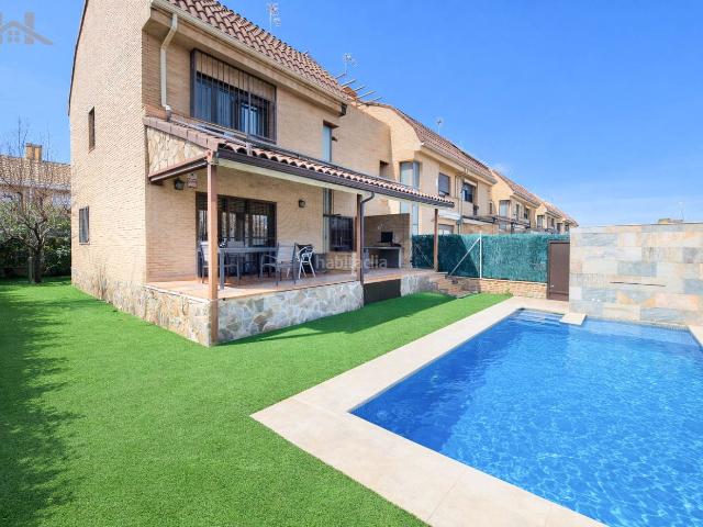 Casa adosada en venta en Parla, La Ermita. Chalet pareado en venta en Calle María Luisa Córdoba Miján. Casas adosadas.