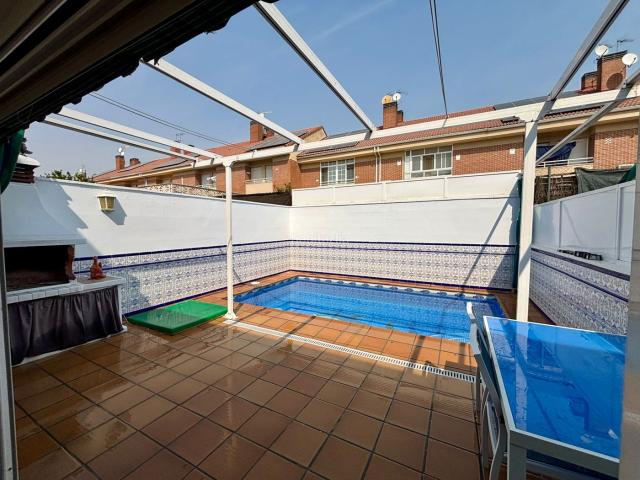 Casa adosada en venta en Parla, Laguna Park. Exclusivo chalet unifamiliar en una de las zonas más demandadas de Laguna Park. Casas adosadas.