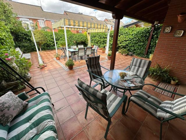 Casa adosada en venta en Parla, Las Américas. CASALIA presenta: Chalet adosado con gran terraza, buhardilla y garaje para dos coches Zona Las Américas. Casas adosadas.