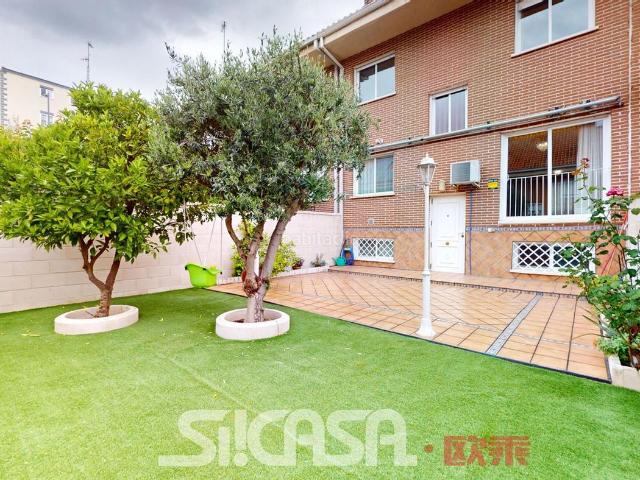 Casa adosada en venta en Parla, Las Américas. Casas adosadas.