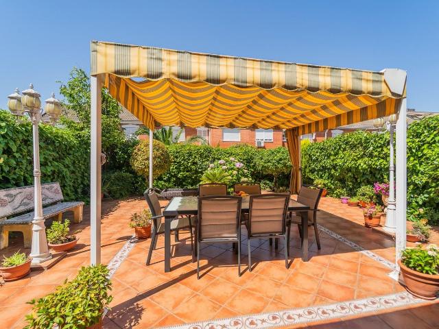 Casa adosada en venta en Parla, Las Américas. CHALET ADOSADO CON GRAN JARDÍN PRIVADO Y BUHARDILLA EN PARLA. Casas adosadas.