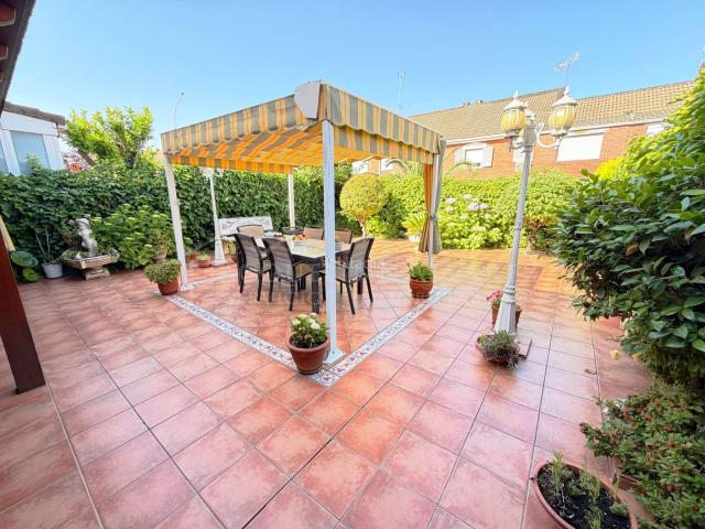 Casa adosada en venta en Parla, Las Américas. Chalet adosado en venta en Parla Zona Las Américas 176 m2 construidos Parcela de 207 m2 Buhardilla Garaje para 2 coches. Casas adosadas.