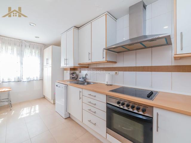 Casa adosada en venta en Parla, Parla Este. Chalet adosado en venta en Calle del Planeta Venus. Casas adosadas.
