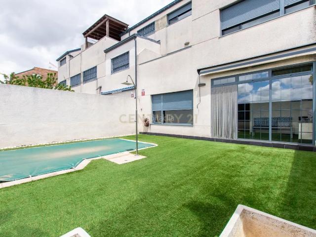 Casa adosada en venta en Parla, Parla Este. Chalet adosado en Parla Este. Casas adosadas.