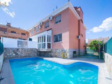 Casa adosada en Venta en Parque Coimbra