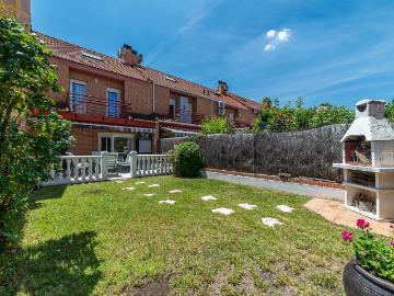 Casa adosada en Venta en Parque Coimbra