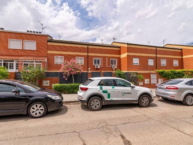 Casa adosada en Venta en Parque Coimbra
