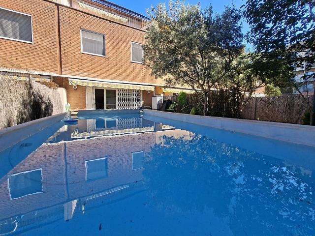 Casa adosada en venta en pasaje Meranges, Badalona, de 203 m² 4 habitaciones por 590.000