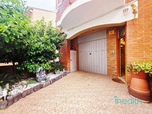 Casa adosada en venta en pasaje De Llevant, Viladecans, de 200 m² 5 habitaciones por 590.000