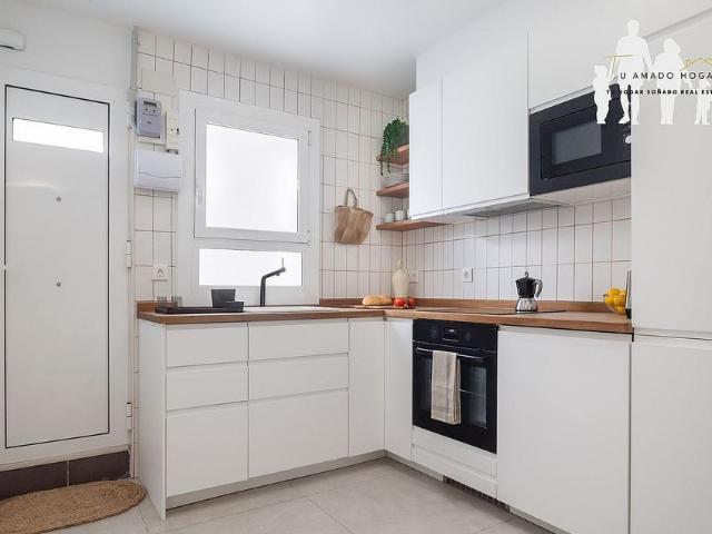 Casa adosada en venta en pasaje Del Dipòsit, Barcelona, de 100 m² 4 habitaciones por 565.000