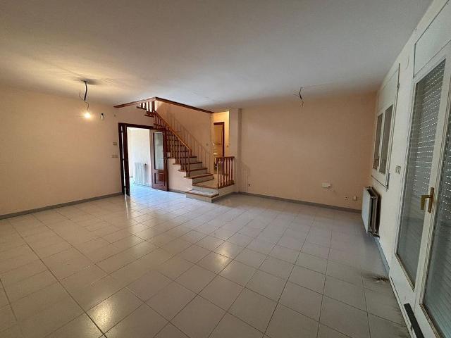 Casa adosada en venta en pasaje Vinya del Forn, Sant Esteve Sesrovires, de 205 m² 5 habitaciones por 350.000