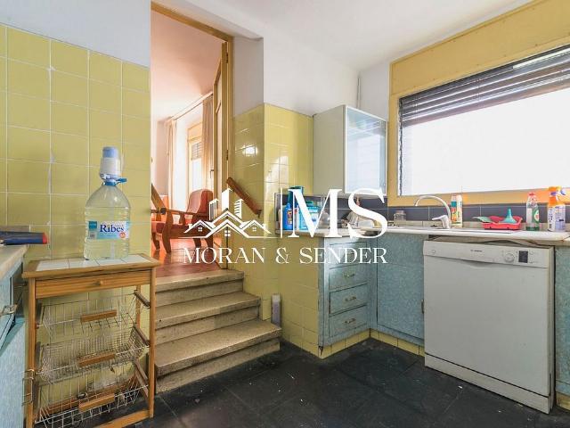 Casa adosada en venta en paseo De Francesc Macià, Rubí, de 252 m² 3 habitaciones por 420.000